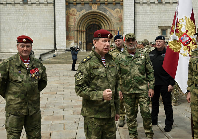 Глава Росгвардии Виктор Золотов (в центре)