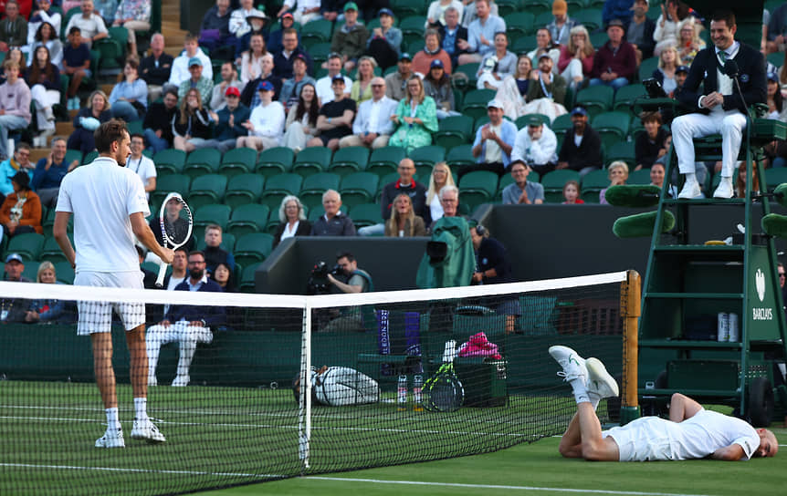 Взяв реванш у Адриана Маннарино (на фото справа) за недавнее поражение в Хертогенбосе, Даниил Медведев в четвертый раз вышел в третий круг Wimbledon