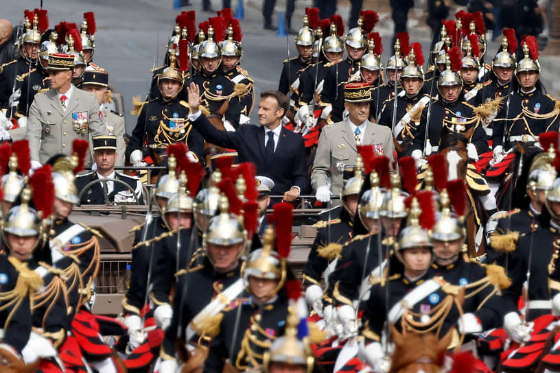 Появлению президента Эмманюэля Макрона на параде в Париже были рады далеко не все зрители