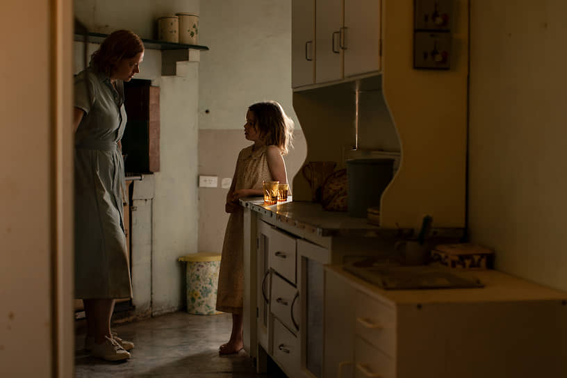 Дом Сары (Сара Снук) и ее маленькой дочери Мии (Лили Латорре) и без мистического вмешательства выглядит безрадостно