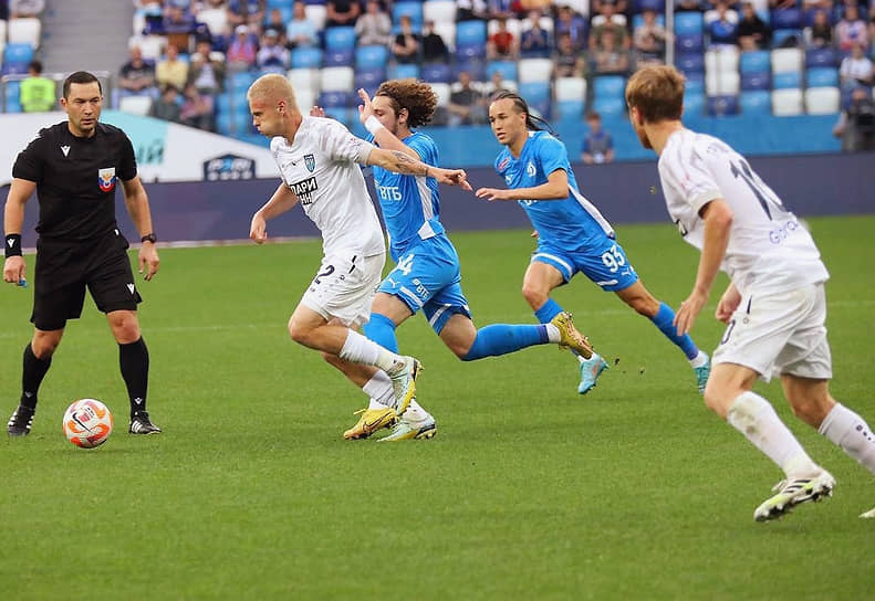 Нижегородские футболисты (в белой форме) в матче с «Динамо» смогли добыть премиальный балл благодаря победе в серии пенальти