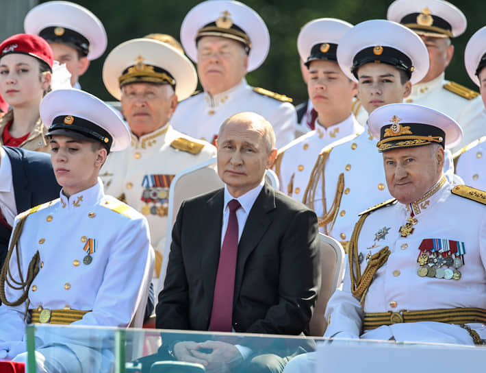 Владимир Путин в окружении адмиралов и юнг на параде в честь Дня ВМФ