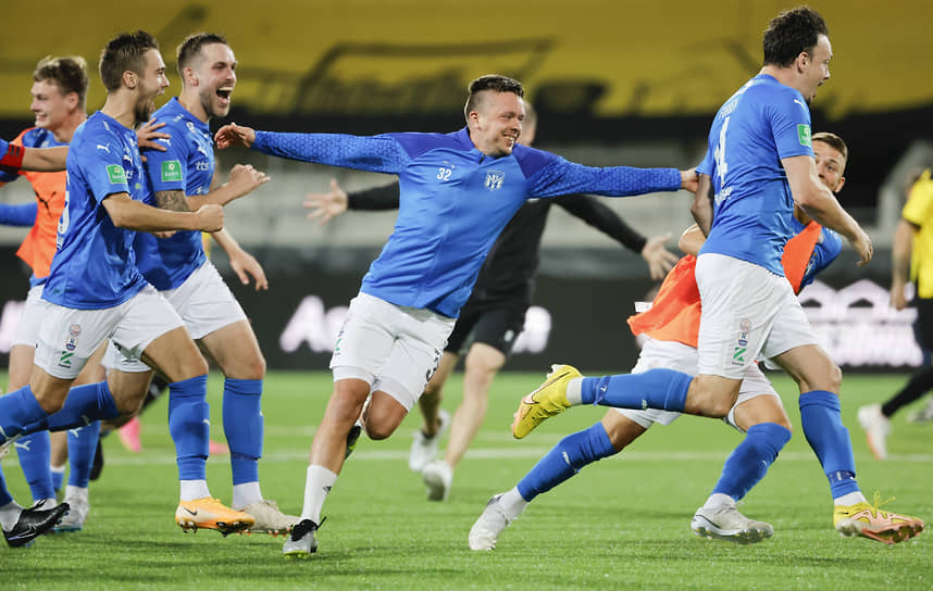 «Клаксвик» (в синих футболках) стал первой командой с Фарерских островов, пробившейся в групповой этап еврокубка