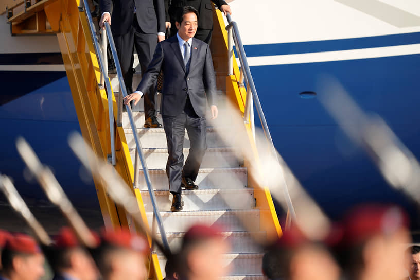 Вице-президент Тайваня Лай Циндэ сходит с трапа в парагвайский аэропорт Сильвио Петтиросси