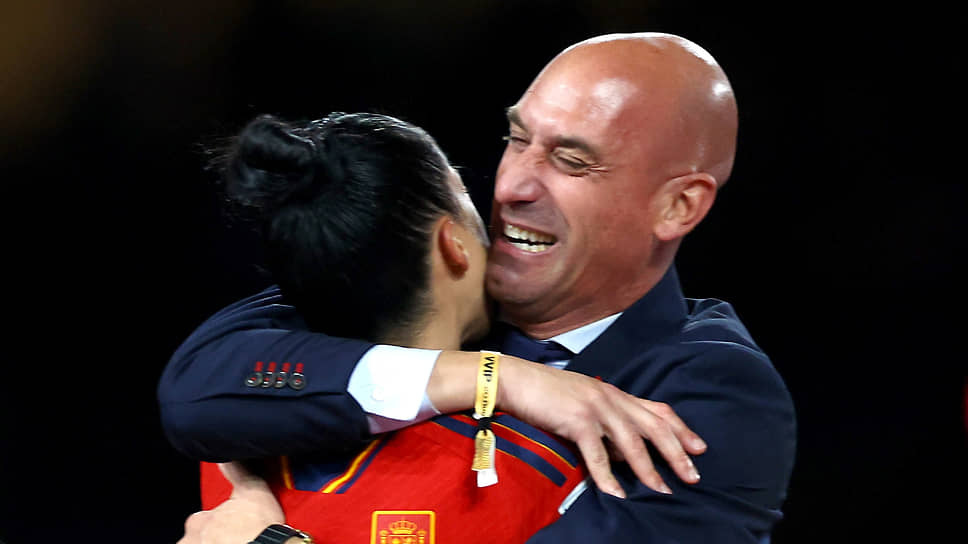 Как поцелуй Луиса Рубиалеса вылился в серьезный кризис в испанском футболе