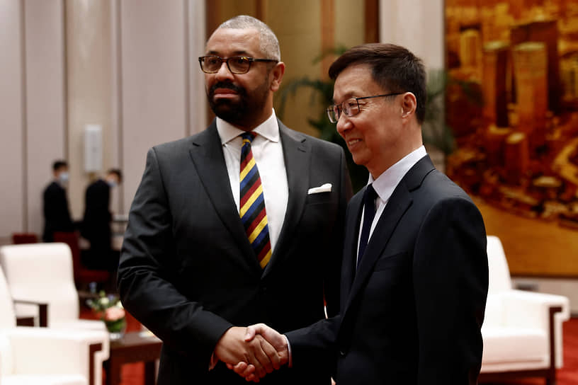Министр иностранных дел Великобритании Джеймс Клеверли и вице-председатель КНР Хань Чжэн (справа)