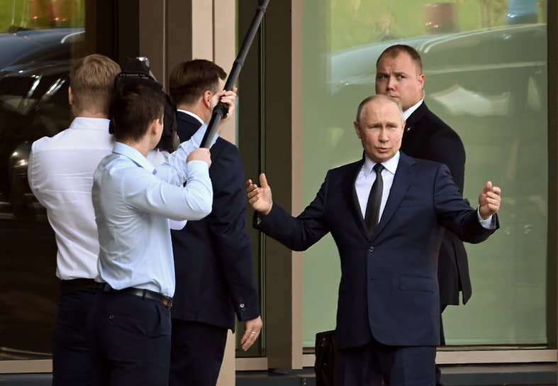 Владимир Путин приехал в мастерскую управления и показал, как это делается