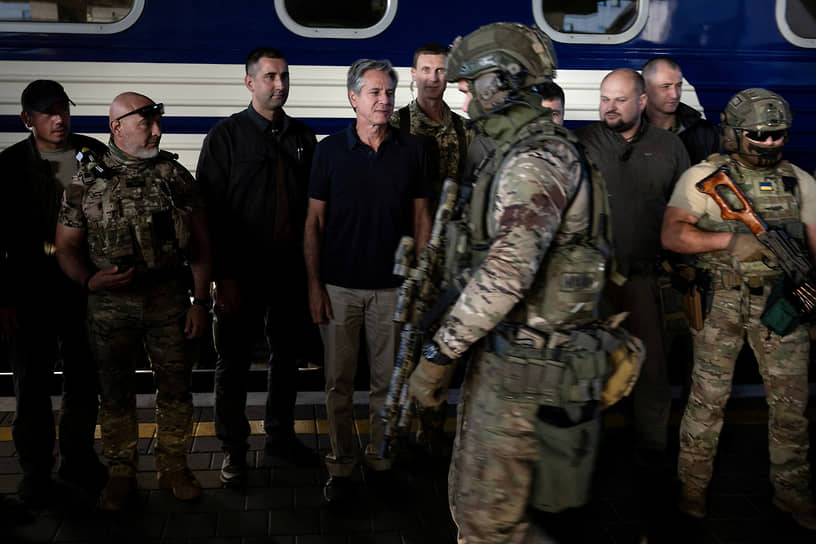 Глава Госдепартамента США Энтони Блинкен (четвертый слева) с украинскими военными 