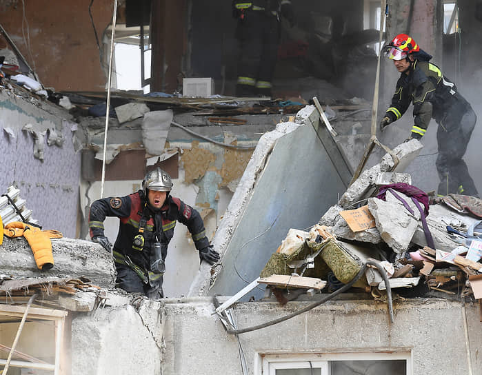 Обрушения в жилом доме после взрыва газа продолжались даже во время спасательных работ