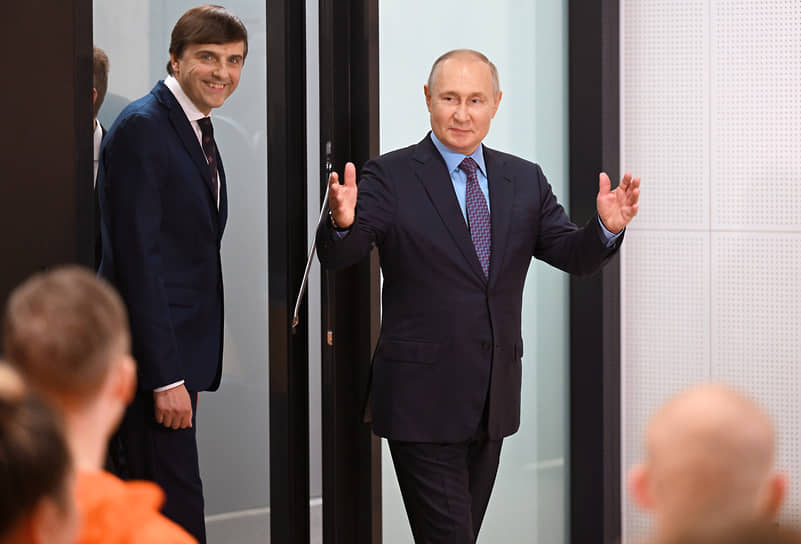 Президент России Владимир Путин и министр просвещения России Сергей Кравцов (слева)