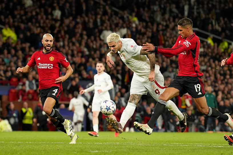 Форвард «Галатасарая» Мауро Икарди (№9) забивает победный мяч в ворота «Манчестер Юнайтед»