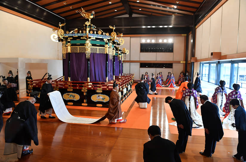 Император Нарухито (в центре) на церемонии коронации в Токио, 22 октября 2019 года