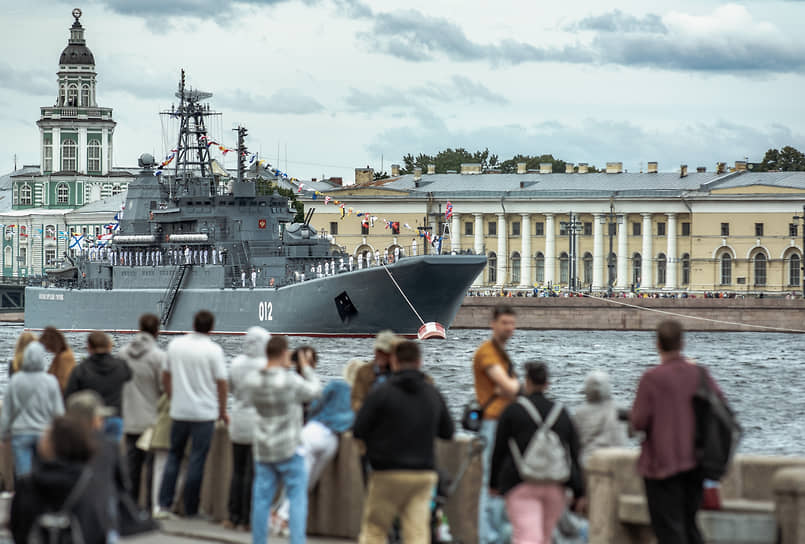 Большой десантный корабль «Оленегорский горняк» во время репетиции парада в честь Дня Военно-морского Флота (июль 2021 года)