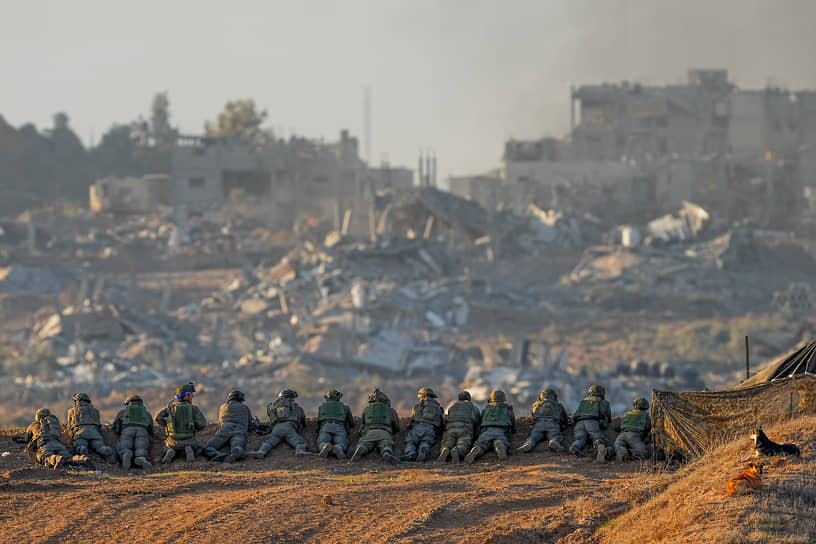 Израильские солдаты на позициях неподалеку от границы сектора Газа
