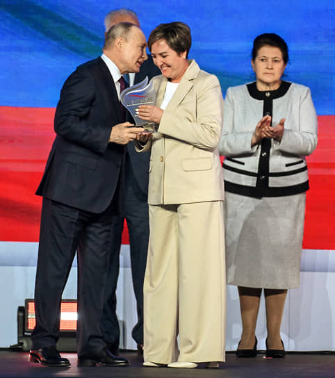 Владимир Путин вручает премию в главной номинации
