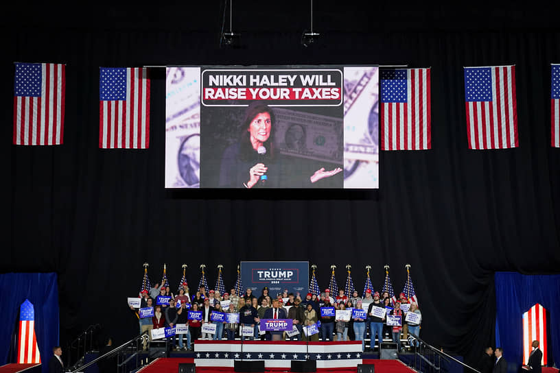 Бывшая постпред США Никки Хейли (на экране) впервые пошла в лобовую атаку на своего бывшего руководителя, экс-президента Дональда Трампа, усомнившись в его психическом здоровье