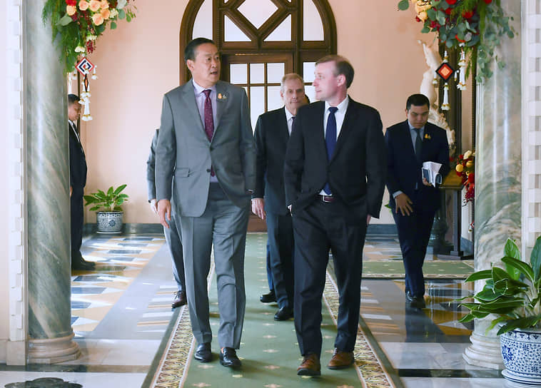 Премьер-министр Таиланда Сеттха Тхависин и советник по нацбезопасности США Джейк Салливан (справа)