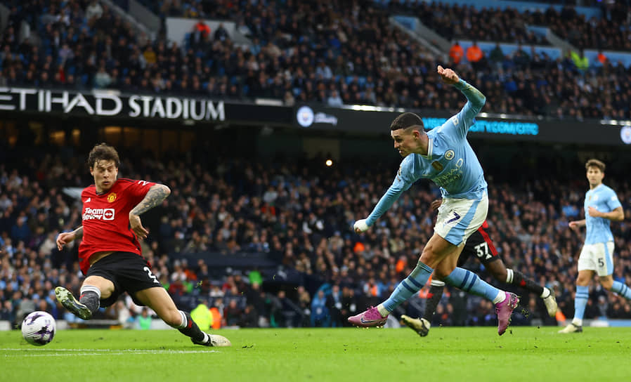 Полузащитник «Манчестер Сити» Фил Фоден забивает свой второй мяч в ворота «Манчестер Юнайтед», ставший в итоге победным