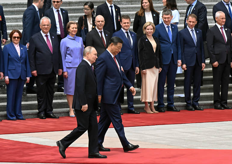 Президент России и председатель КНР на обходе вверенных им сил