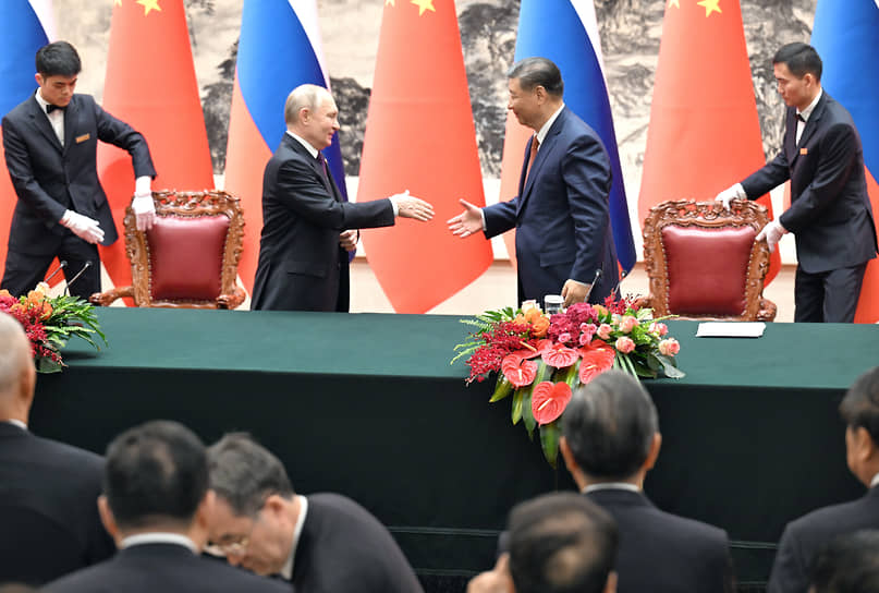 Президент России Владимир Путин (второй слева) и председатель КНР Си Цзиньпин (второй справа)