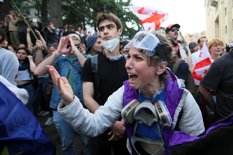 Демонстранты во время акции протеста оппозиции против законопроекта об иностранном влиянии у здания парламента в Тбилиси