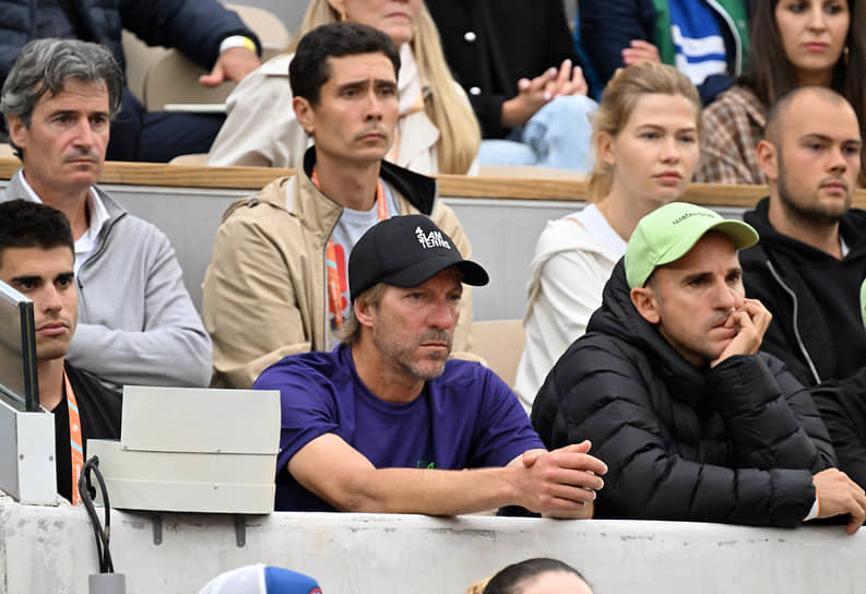 Тренер российского теннисиста Андрея Рублева Фернандо Висенте (в центре) 