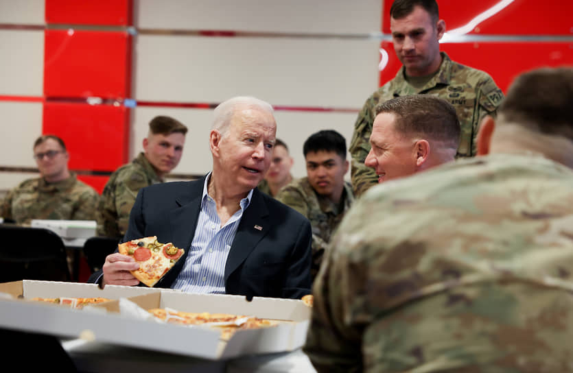Президент США Джо Байден есть пиццу вместе с американскими военнослужащими на базе в Польше. Март 2022 года