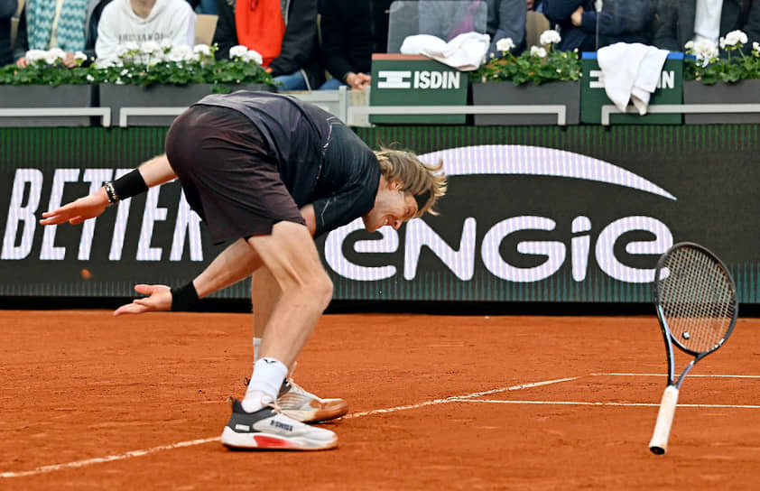 Не сумев сдержать эмоции, Андрей Рублев второй год подряд проиграл в третьем круге Roland Garros, где ранее дважды доходил до четвертьфинала