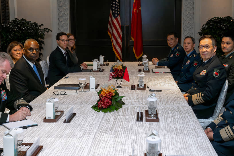 Одним из ключевых событий конференции «Диалог Шангри-Ла» стала встреча глав минобороны США и Китая Ллойда Остина и Дун Цзюня