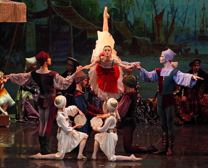 140-летний балет «Два голубя» удивляет архаическим очарованием (в центре — Полина Марушина)
