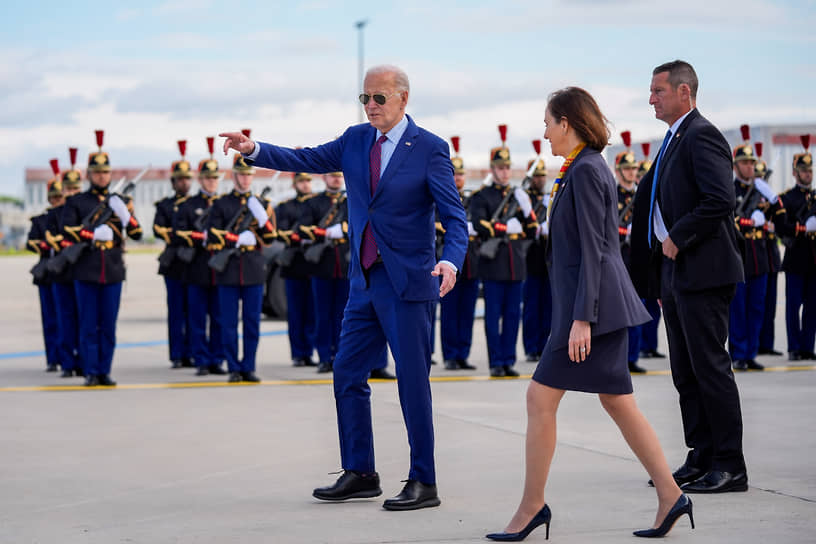 Президент США Джо Байден прибыл во Францию с рекордным для него по продолжительности — пятидневным визитом (на фото вторая справа — посол США в Париже Дениз Кэмпбелл Бауэр)