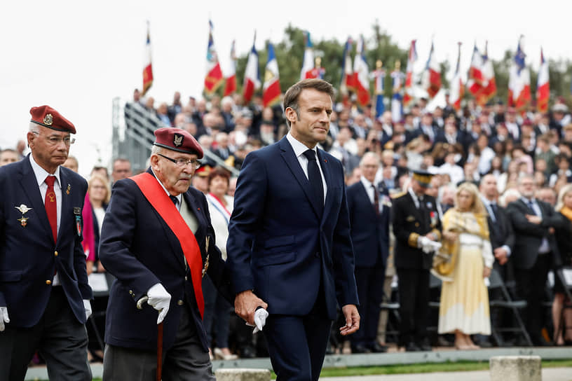 Президент Франции Эмманюэль Макрон и 98-летний ветеран Ашиль Мюллер (второй слева) на торжествах по случаю 80-летия высадки союзников в Нормандии