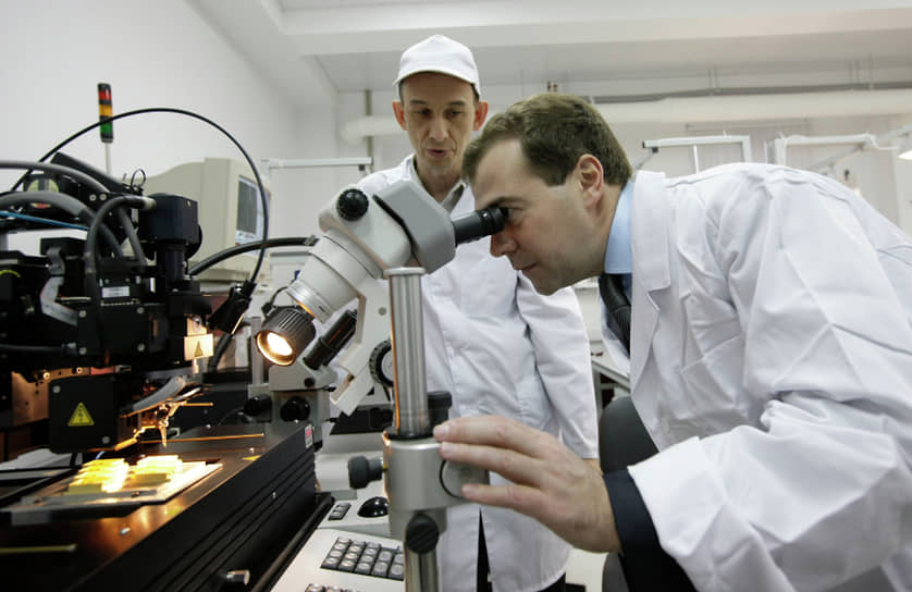 Дмитрий Медведев (справа) во время посещения НТО «ИРЭ-Полюс» в подмосковном Фрязино (2009 год) 