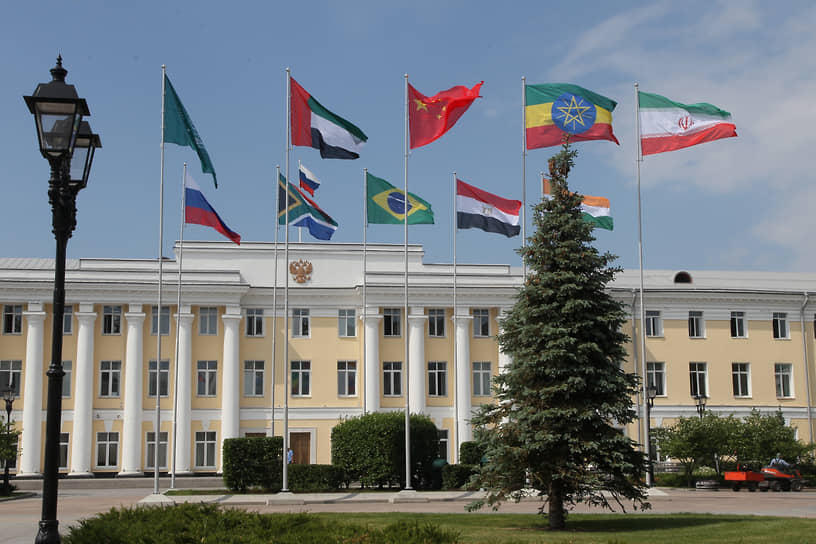 Флагштоки с флагами стран БРИКС в Нижегородском кремле