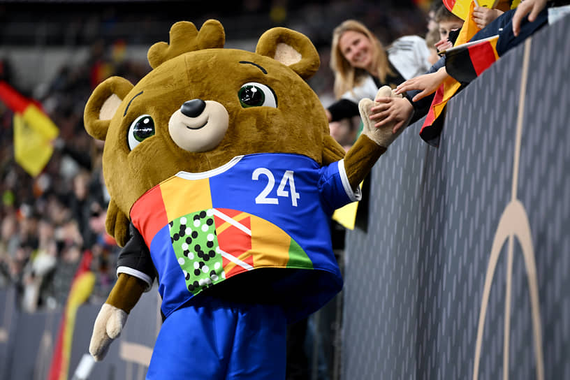 Чемпионат Европы в Германии (на фото — медведь Альберт, талисман турнира) не должен вводить в заблуждение простым с виду раскладом