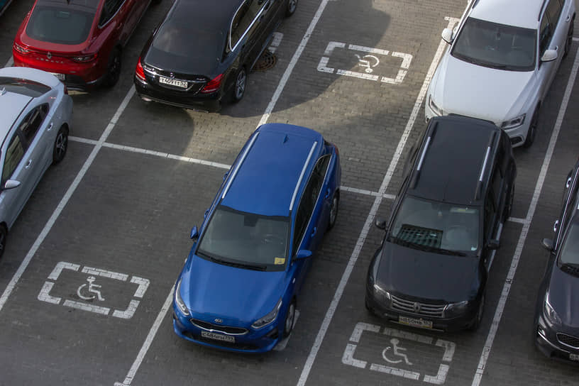 Водители-инвалиды порой нуждаются в парковке не только там, где она для них предусмотрена