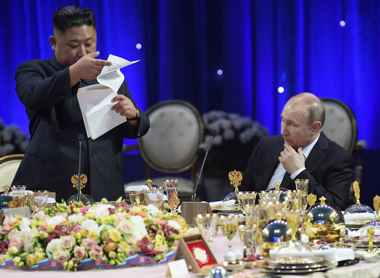  Председатель Государственного совета КНДР Ким Чен Ын (слева) и президент России Владимир Путин