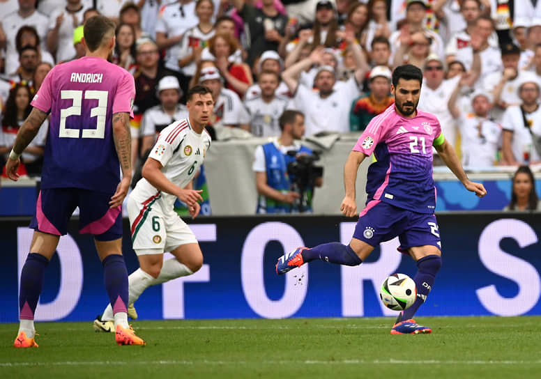 Капитан сборной Германии Илкай Гюндоган (с мячом) в матче с командой Венгрии отметился голом и результативной передачей