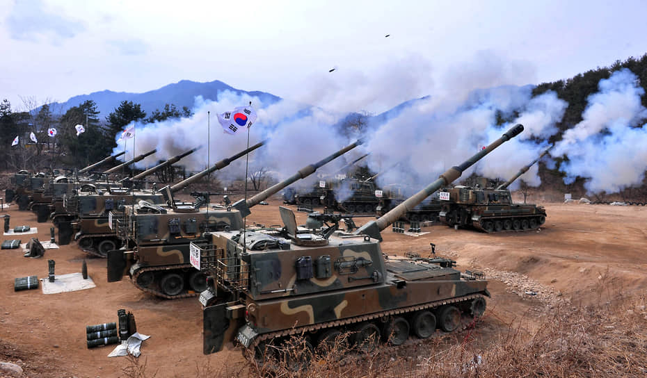 В число наиболее популярных на мировом рынке образцов южнокорейских вооружений входят самоходные гаубицы K9. Их собирают примерно за 180 дней, в два-три раза быстрее, чем аналогичное вооружение у конкурентов, и они стоят около $3,5 млн, что минимум на треть дешевле, чем в целом по рынку