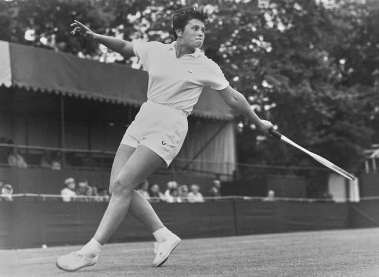 В 1958 году Анна Дмитриева приехала на Wimbledon в составе первой советской делегации — и сразу же дошла до финала юниорского турнира. В 1960-м — опять-таки, первой из наших теннисисток — пробилась в четвертый круг главных соревнований. Ее лучшие результаты на турнирах Большого шлема — полуфиналы Wombledon (1963) и Roland Garros (1967) в парном разряде и четвертьфинал Wimbledon (1967) в миксте