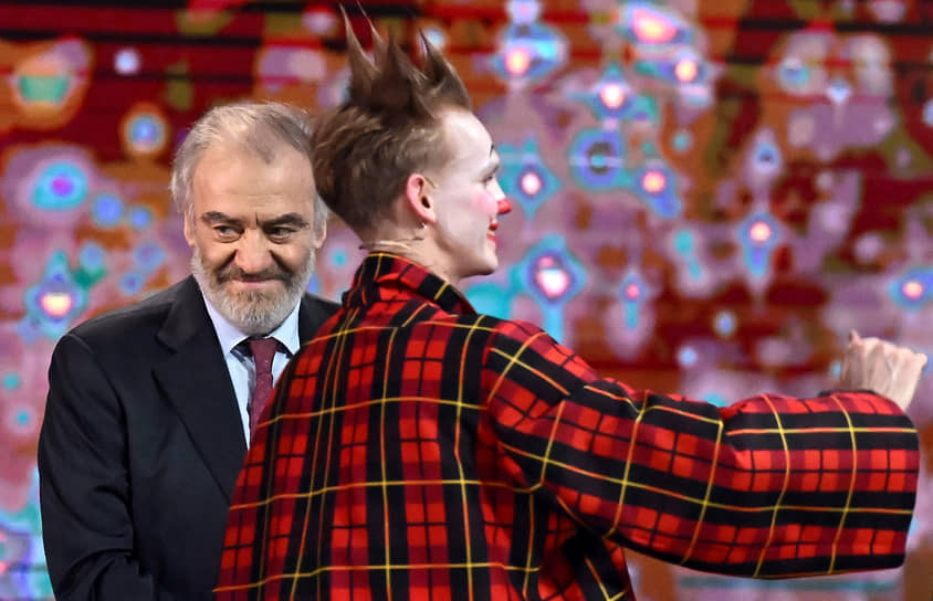 Валерий Гергиев, появившийся на церемонии «Маски» впервые за многие годы, постарался поддержать клоунское настроение