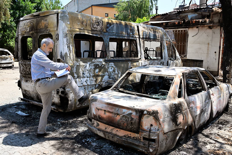 Сгоревшие автобус и легковой автомобиль у здания Свято-Успенского собора в Махачкале