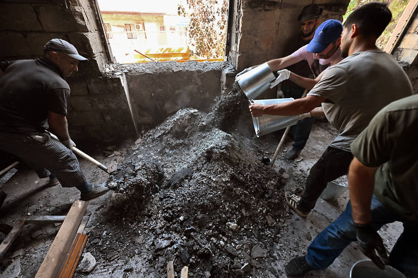 Работы по ликвидации последствий в пострадавшей от пожара части здания синагоги в Дербенте