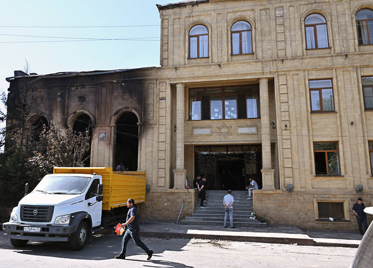 Пострадавшая от пожара часть здания синагоги в Дербенте