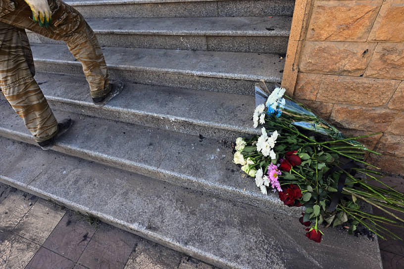 Цветы на ступенях пострадавшей от пожара синагоги в Дербенте