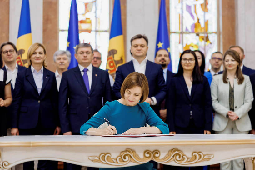 Президент Майя Санду подписывает закон, открывающий путь к переговорам о вступлении Молдавии в ЕС (21 июня 2024 года)