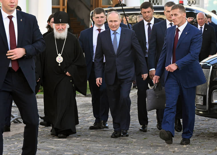 После чаепития с патриархом Владимир Путин пошел к прихожанам