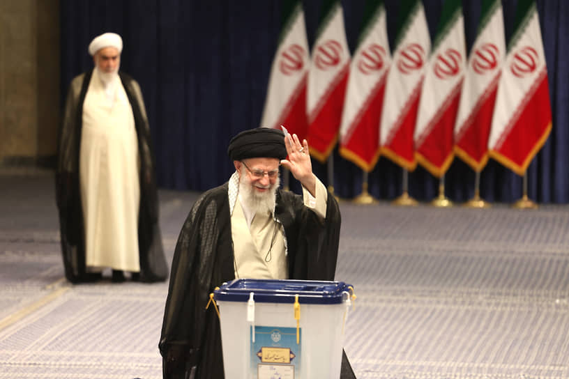 Верховный лидер Ирана аятолла Али Хаменеи, проголосовавший в 8 утра в здании медресе при мечети имама Хомейни, заявил, что высокая явка «крайне важна для доказательства легитимности Исламской Республики»
