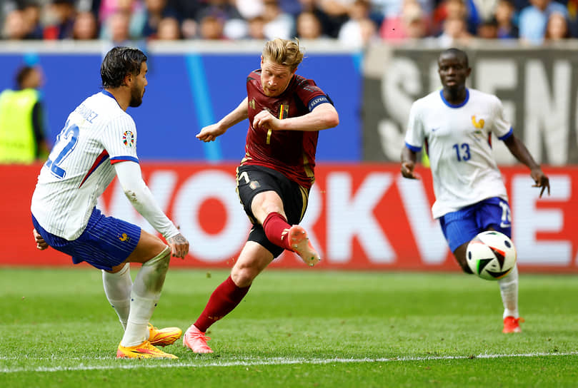 Бельгийский футболист Кевин де Брёйне бьет по мячу