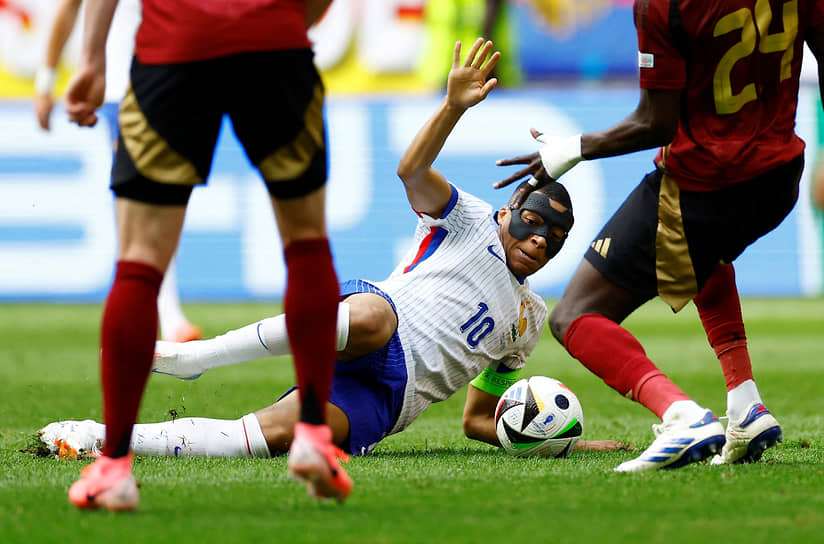 Футболист сборной Франции Килиан Мбаппе в борьбе за мяч с бельгийцем Амаду Онаной